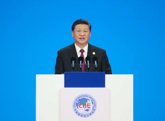 2018年11月5日，首届中国国际进口博览会在上海开幕。国家主席习近平出席开幕式并发表题为《共建创新包容的开放型世界经济》的主旨演讲。图/新华社记者 姚大伟 摄