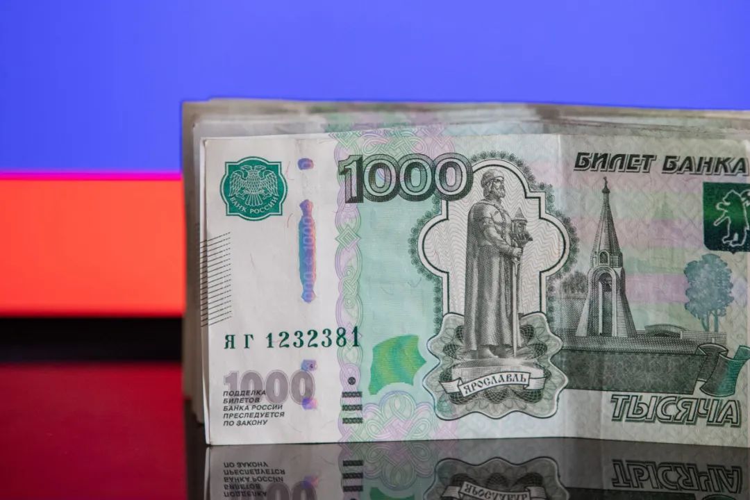 在俄罗斯首都莫斯科拍摄的卢布钞票。白雪骐摄（新华社）
